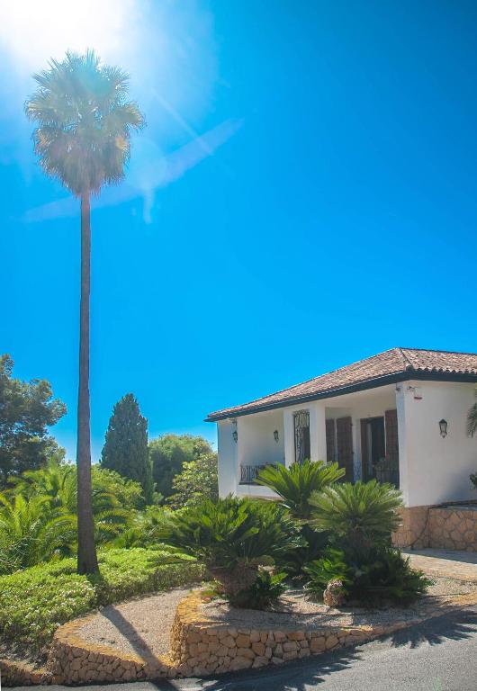 Villa Altozano with pool, barbeque, large garden, and fantastic sea views - 3