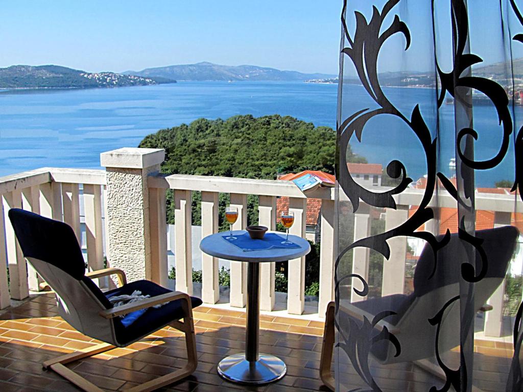 Sea view Apartment in Trogir near the beach, Trogir