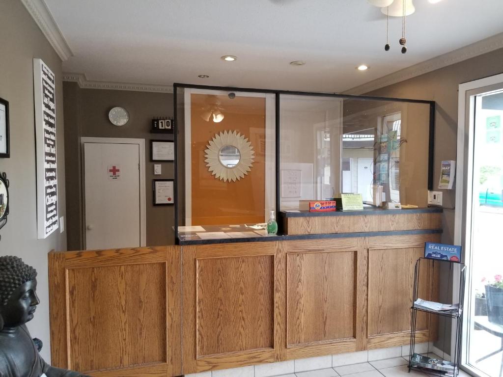 Lakeview Motel & Suites photo