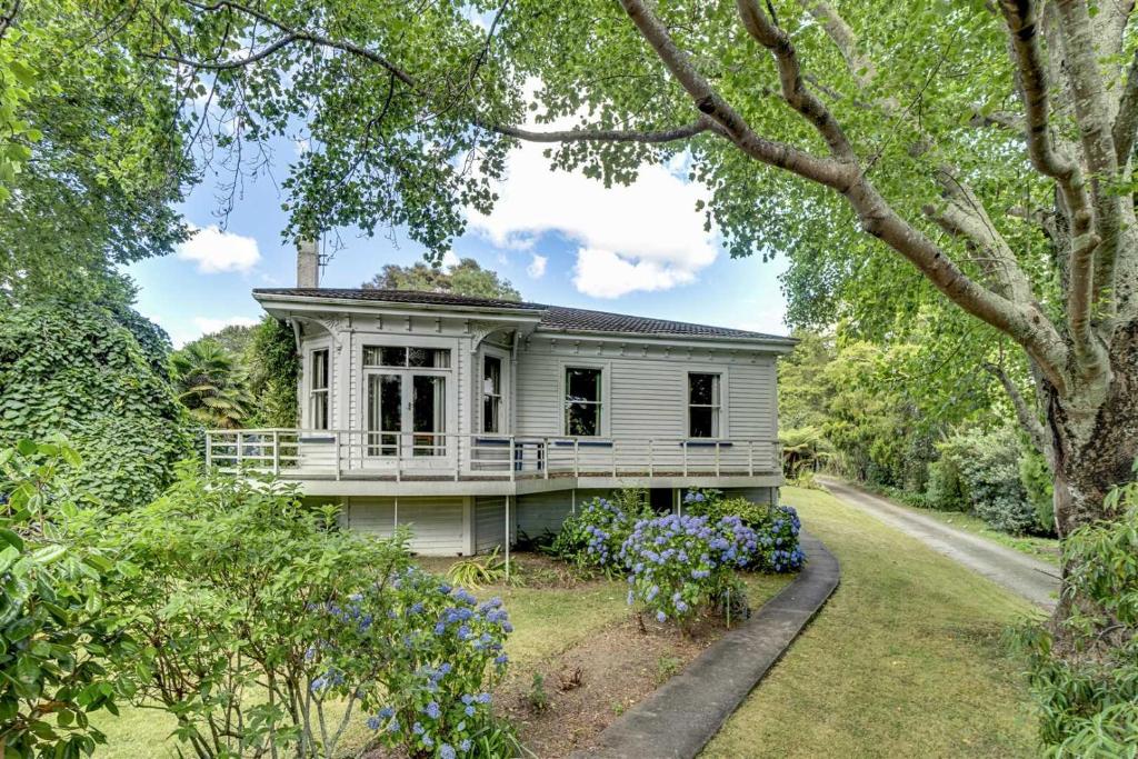 Elegant Villa Nestled In The Trees, Nelson