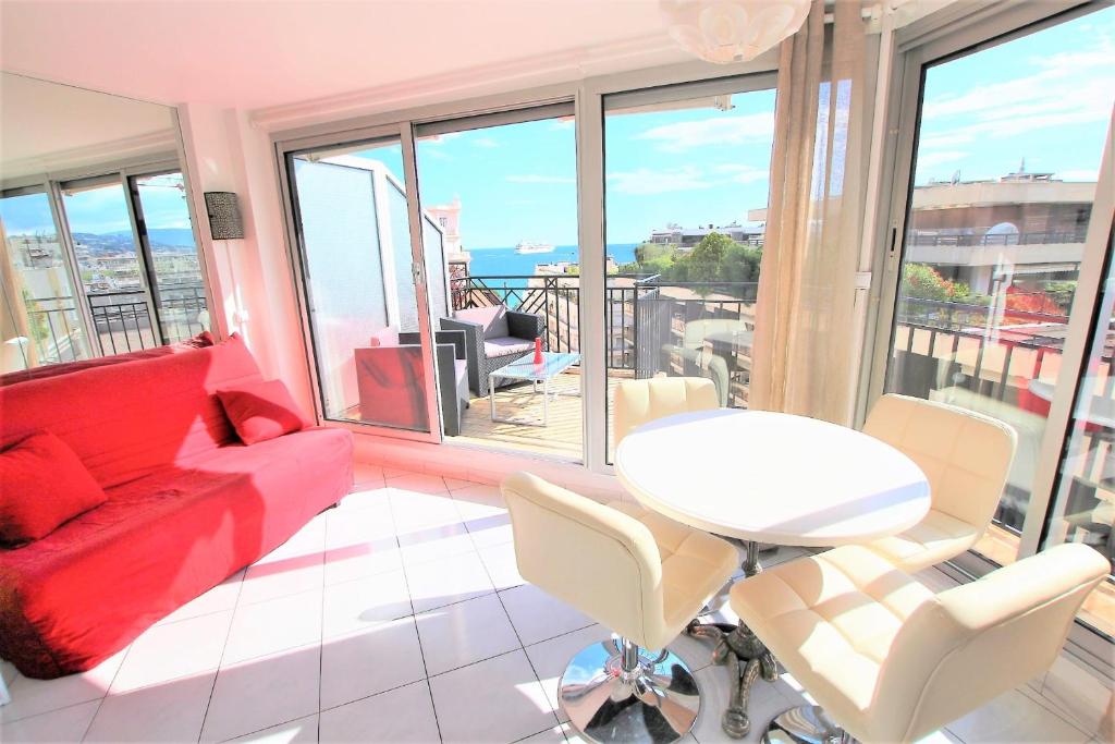 Nice apartment last floor with terrace and clear view on the sea, Cannes