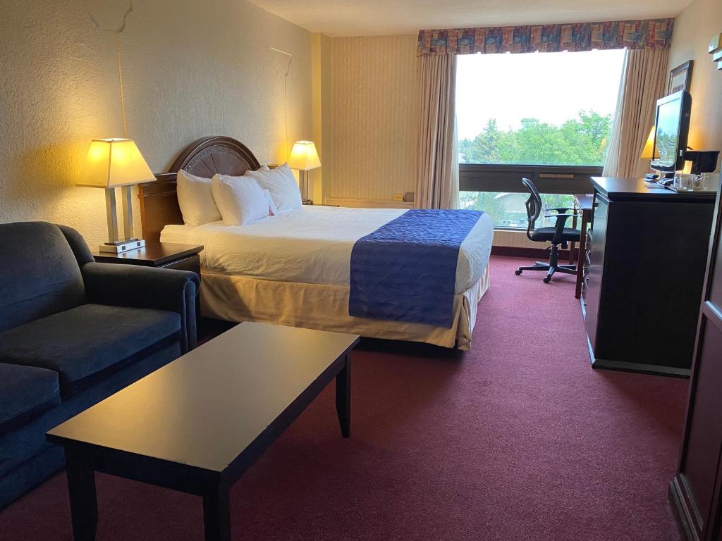 Ramada By Wyndham Lethbridge Photo 12