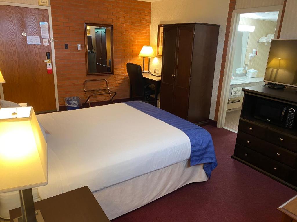 Ramada By Wyndham Lethbridge Photo 18