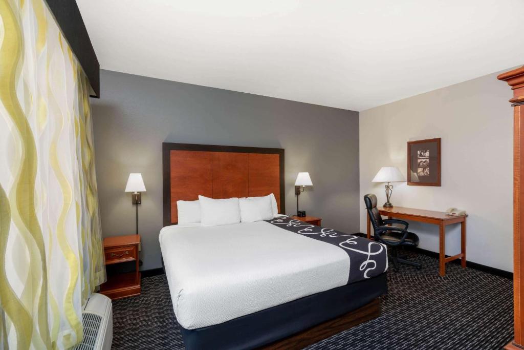 La Quinta Inn & Suites by Wyndham Rifle photo