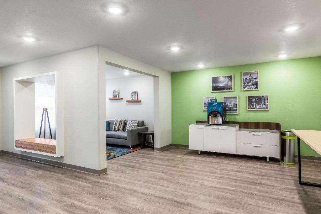 WoodSpring Suites Indianapolis Castleton photo