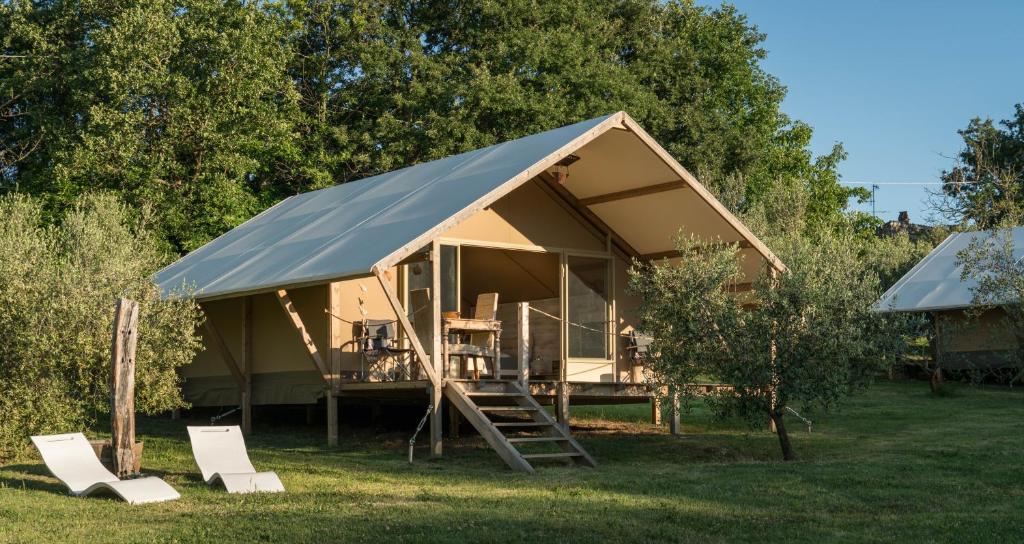 Glamping in Toscana, luxury tents in agriturismo biologico photo