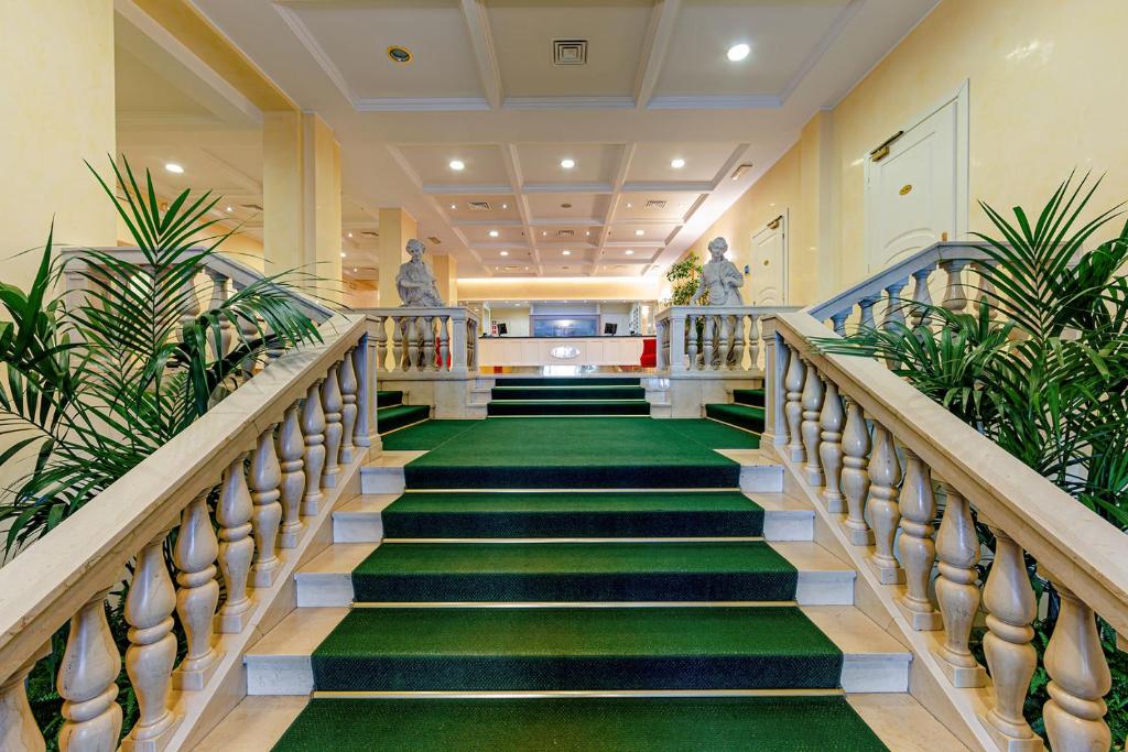 Ambassador Palace Hotel - 1