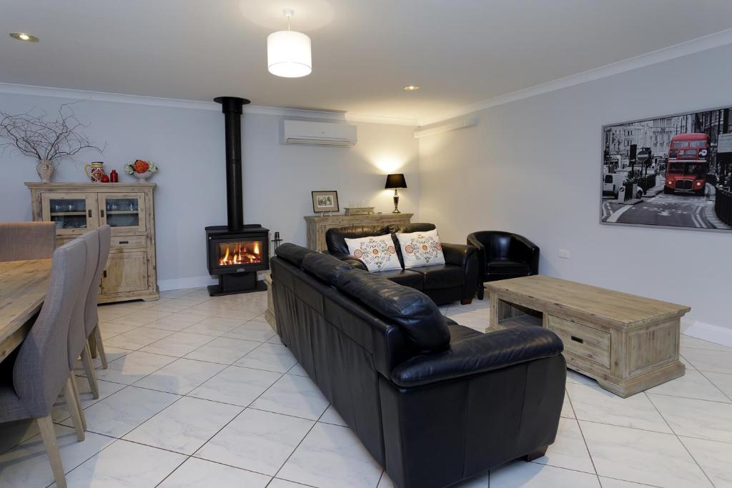 Rawson's Retreat - Five Bedroom Home - Walk CBD - Includes Breakfast photo