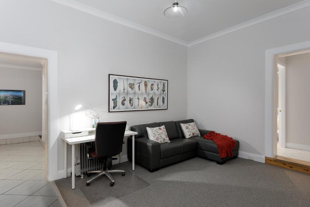 Rawson's Retreat - Five Bedroom Home - Walk CBD - Includes Breakfast photo