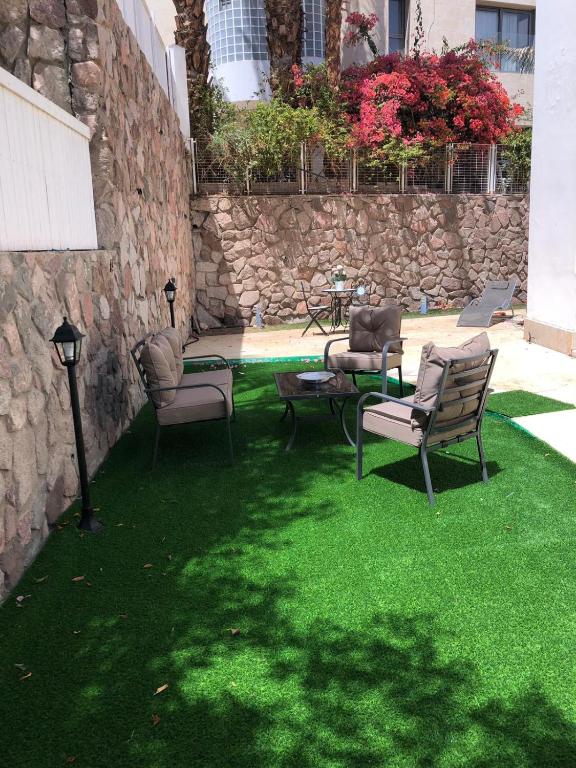 Nice Suite for 2 pers with garden swimming pool 300 meters from the beach, Ejlat