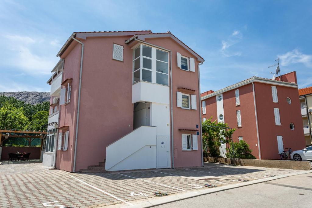 Apartments La Natalli — Hotel in Baska
