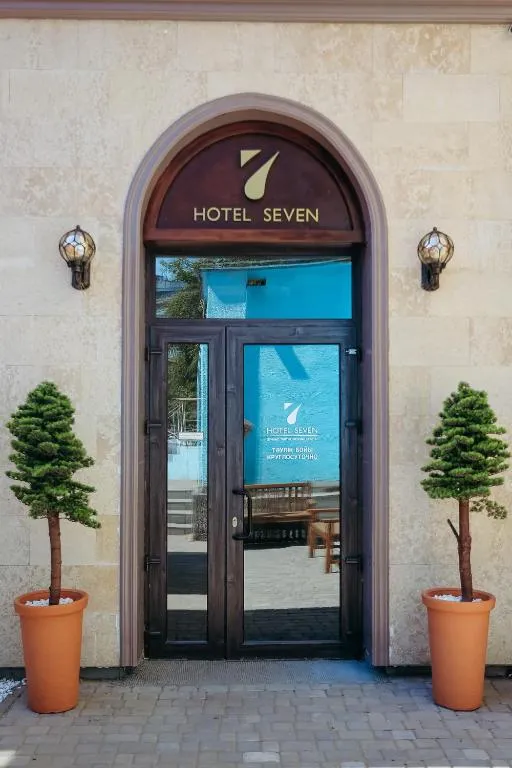 7 Boutique Hotel，位于乌斯季卡缅诺戈尔斯克的酒店