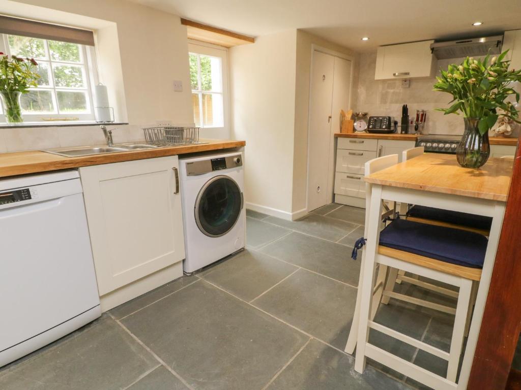9 Copes Gardens, Truro photo 7