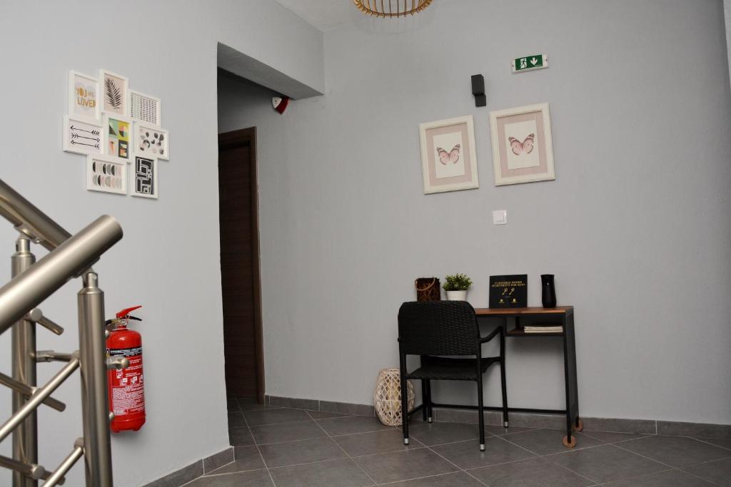 Gatos Village Studios & Apartments photo