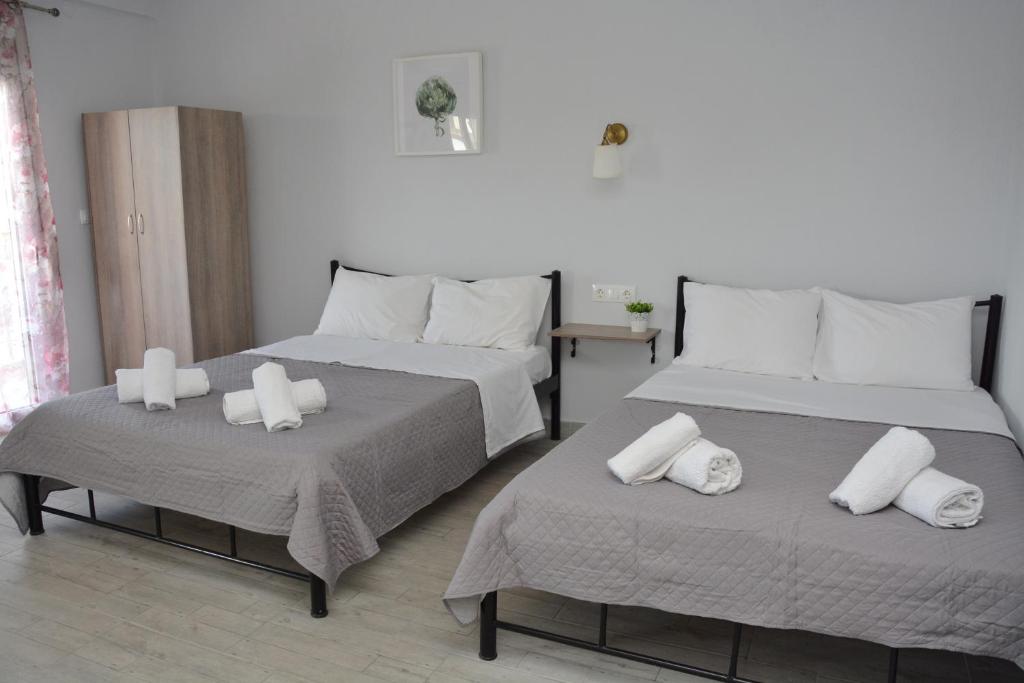 Gatos Village Studios & Apartments photo