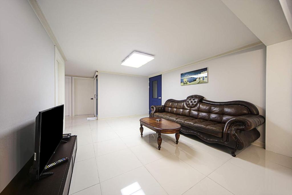 Shared lounge/TV area
