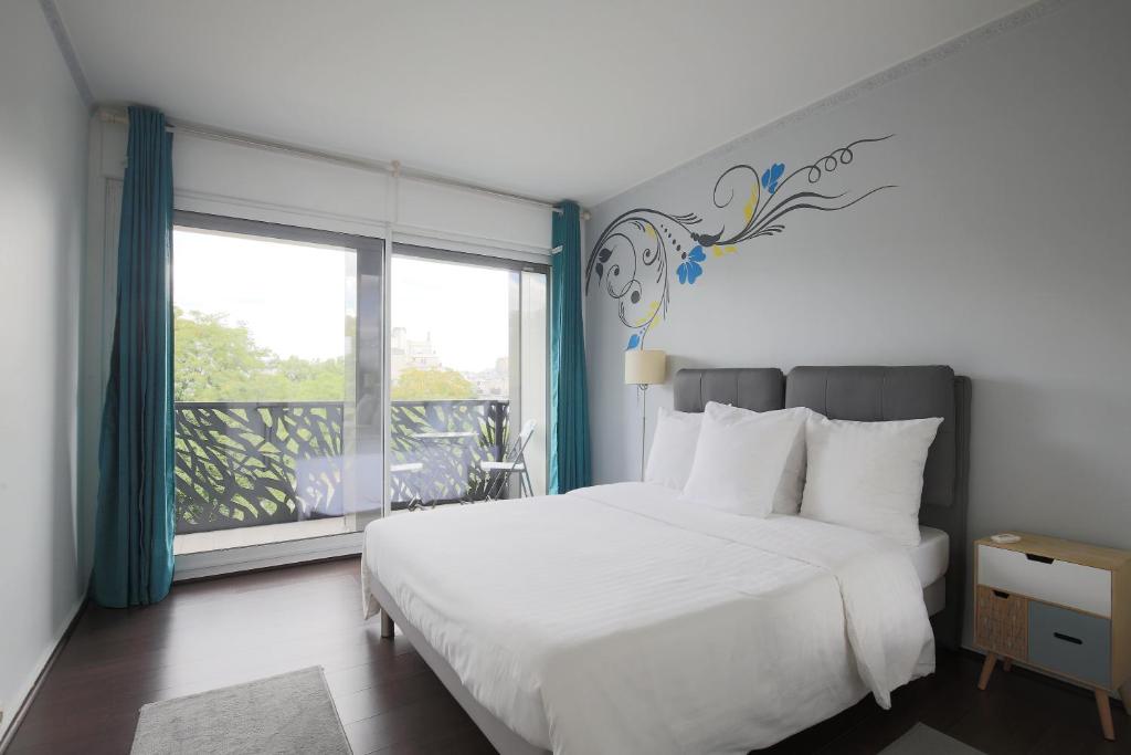 Chic Two Bedroom Apartment steps from Champs Elysees - 1