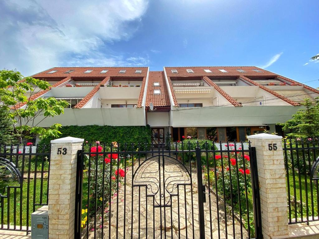 Apartament Adriana — Hotel in Mamaia