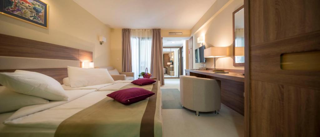 Superior Double Room with Balcony with Park View