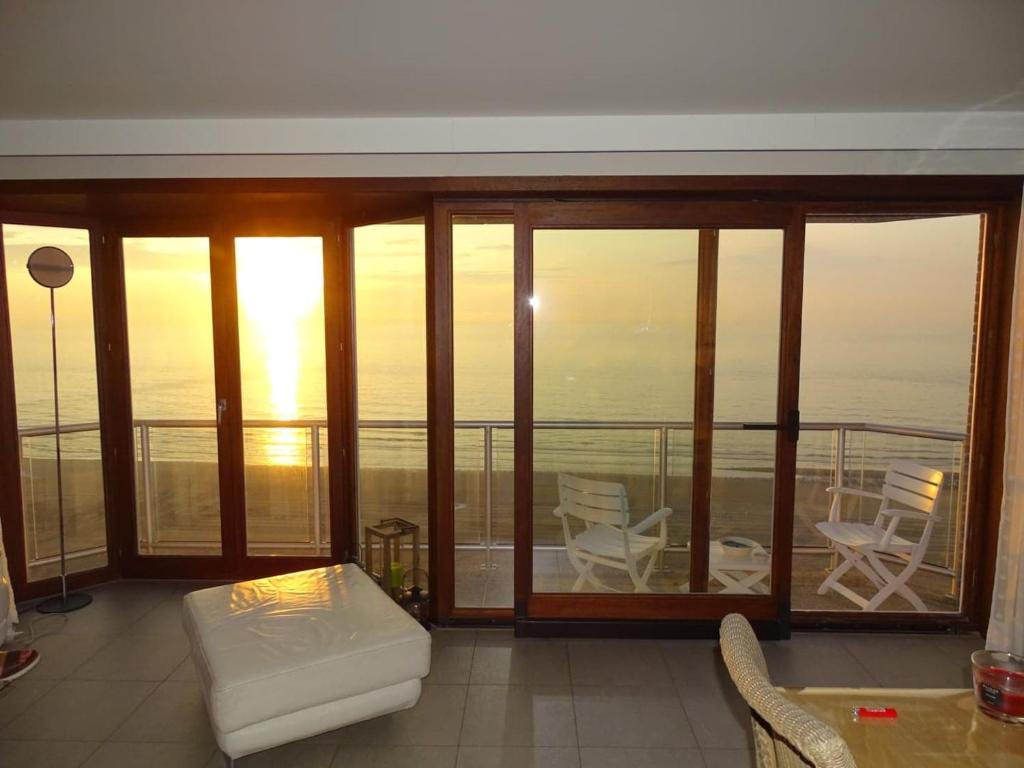 LUXURY APP, frontal sea View + south terrace + garage, Middelkerke
