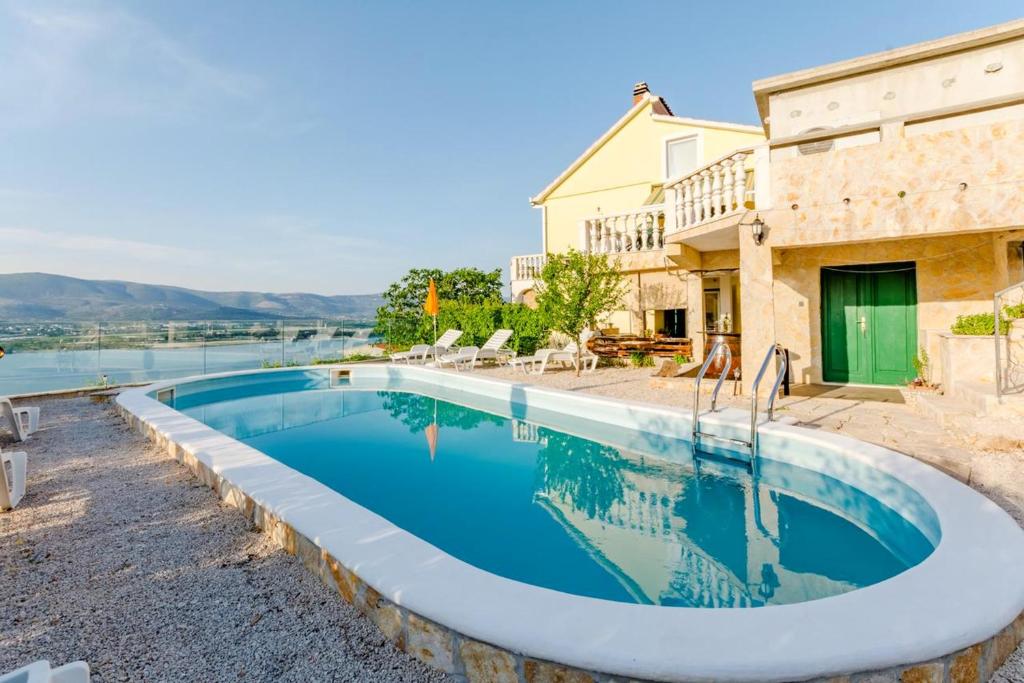 Charming apartment with private pool in Mastrinka - 98 sqm, Trogir