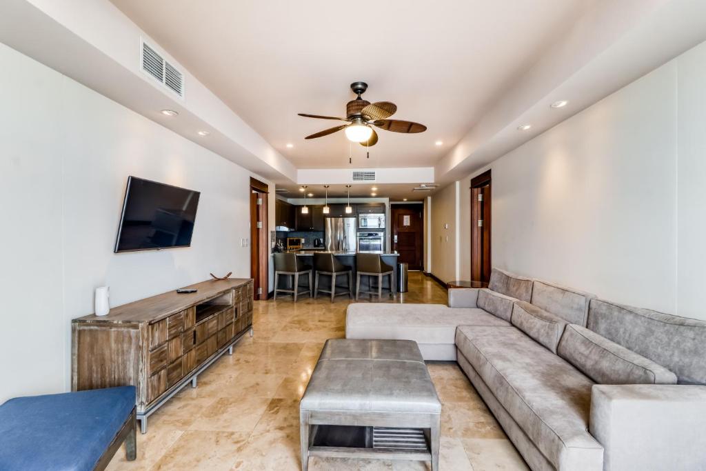 Unit 1014 at Croc's, Jacó