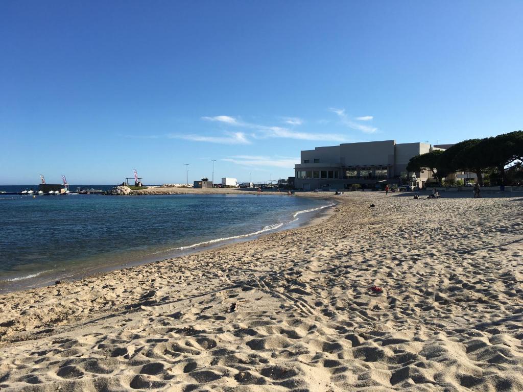 Bandol, vue panoramique sur la mer, la plage, le port - 3