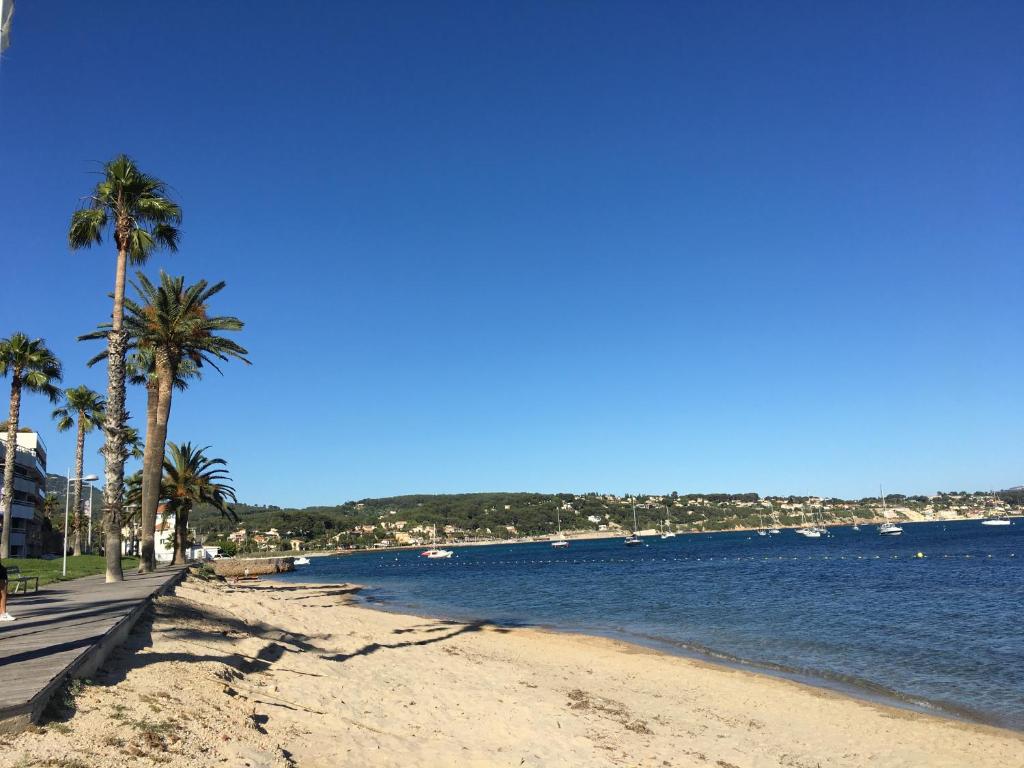 Bandol, vue panoramique sur la mer, la plage, le port - 2