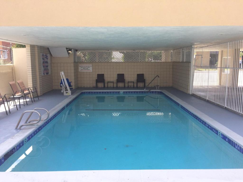 Swimming pool, Grand Inn in Fullerton (CA)