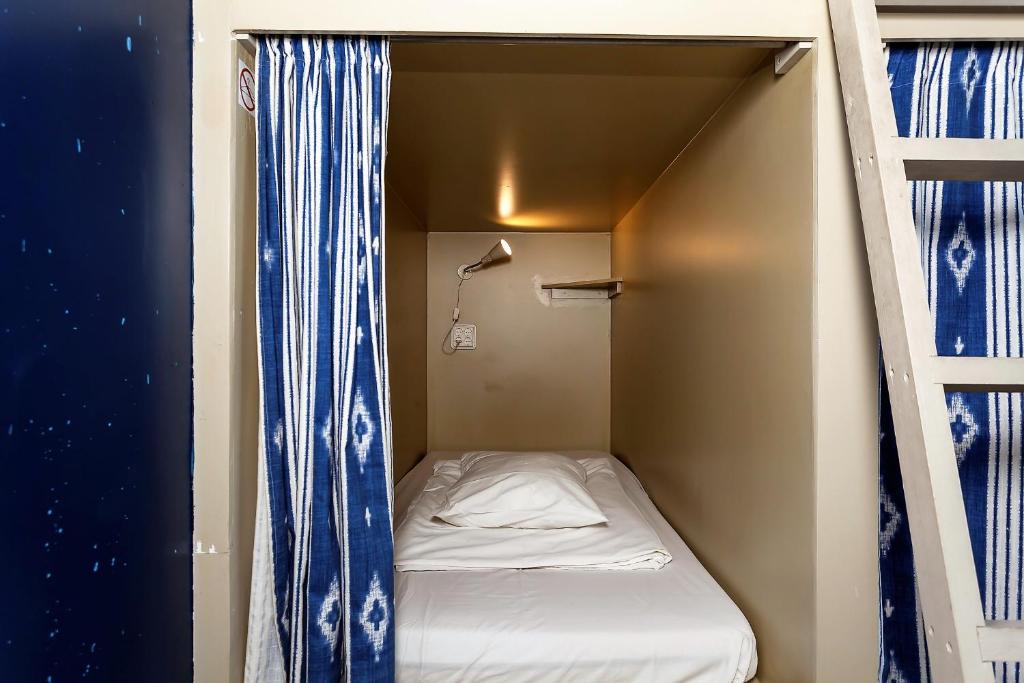 Single Bed Cube In Mixed Dormitory  