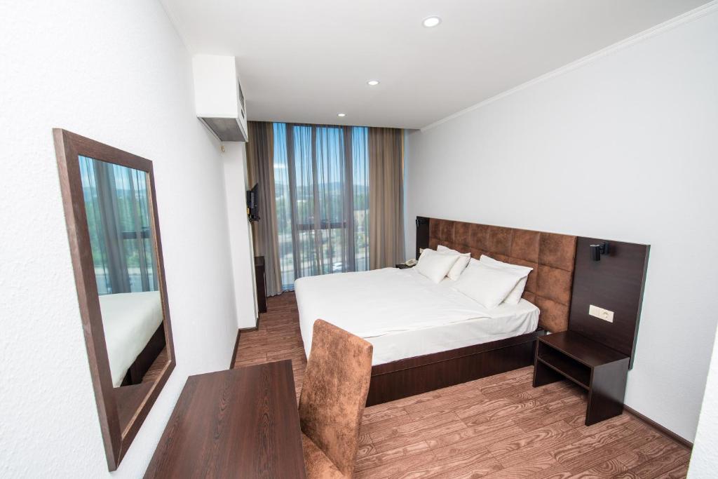 Hotel Shine Palace photo
