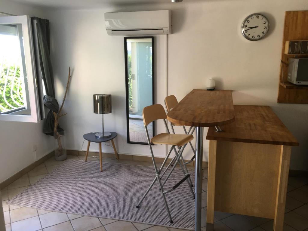 T2 de la Bastide Rouge vue exceptionnelle (180°) sur Aix domaine privé T2 indépendant de 37 m2 avec terrasse exposée plein sud Piscine 10 X 5 - 3