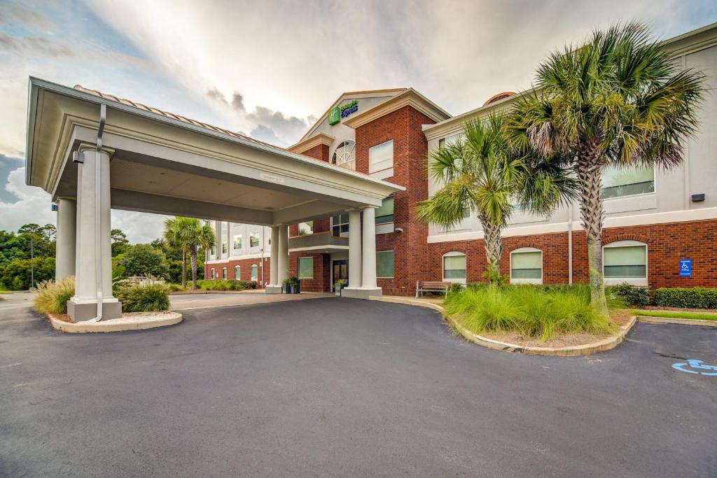 Holiday Inn Express Hotel & Suites Foley photo