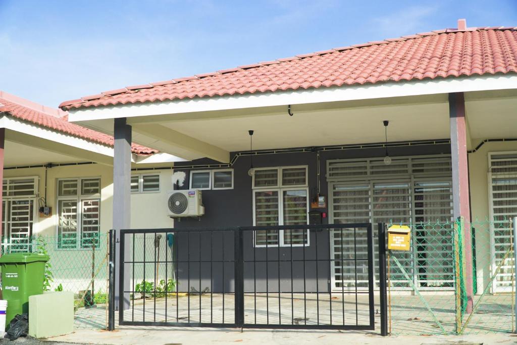 Cozy, Modern, Air Cond Gambang Water Park Homestay -- The Pigeon Guest House photo