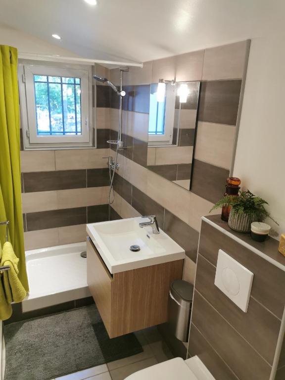 Studio de charme en Provence piscine et jacuzzi partages 전경
