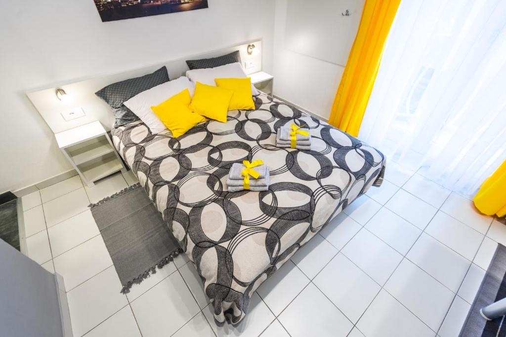 BLACK & YELLOW Centrally located studio photo