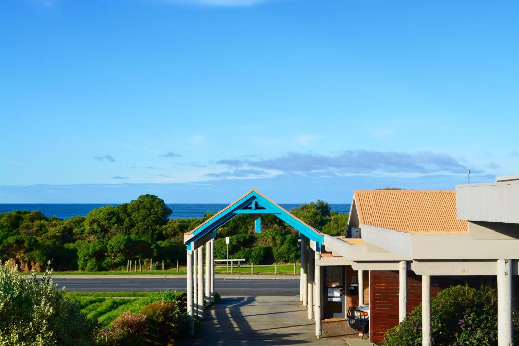 Beachfront Motel photo
