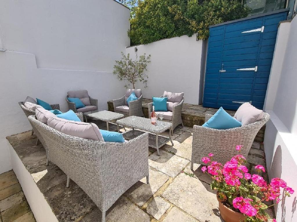 Cliffhanger Georgian house on the Cowes seafront - dog-friendly Isle of Wight stay