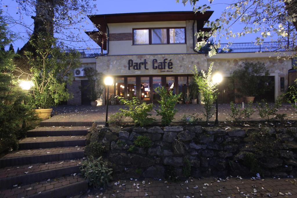 Part Cafe Residence — Hotel in Dunakeszi
