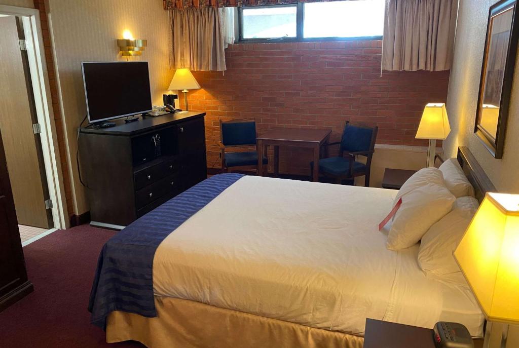 Ramada By Wyndham Lethbridge Photo 26