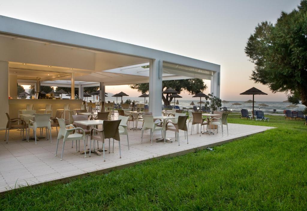 Geraniotis Beach — Restaurant & bars in Platanias