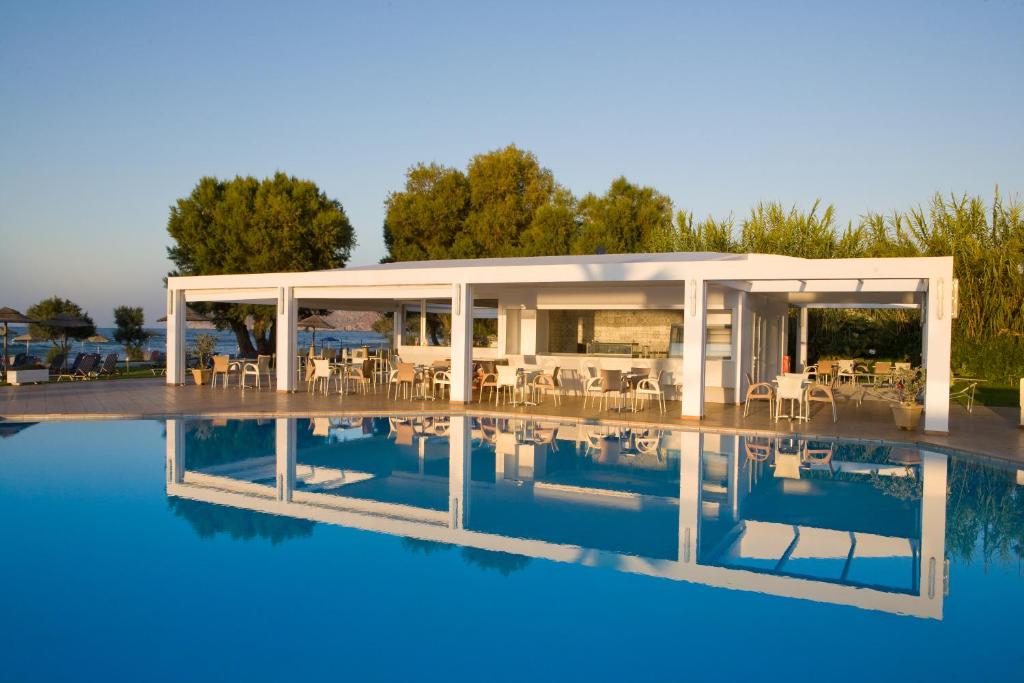 Geraniotis Beach — Swimming pool in Platanias