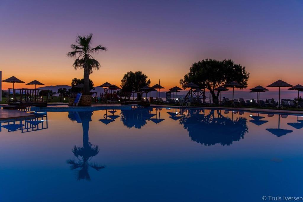 Geraniotis Beach — Swimming pool in Platanias