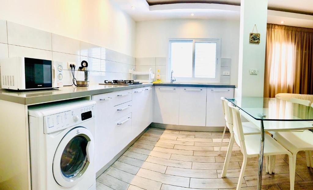 Kitchen, Royal Lea Apartmens in Netanya