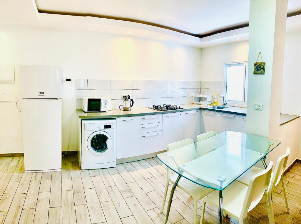 Kitchen, Royal Lea Apartmens in Netanya