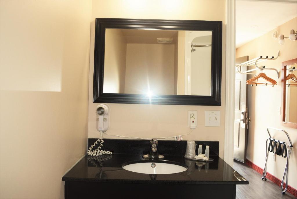 Knights Inn Arnprior Photo 1