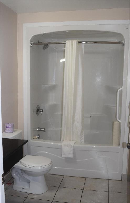 Knights Inn Arnprior Photo 8