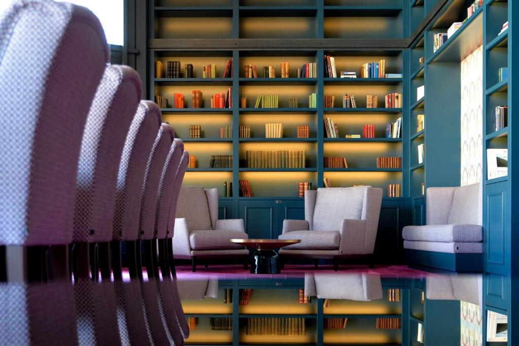 Shared lounge/TV area