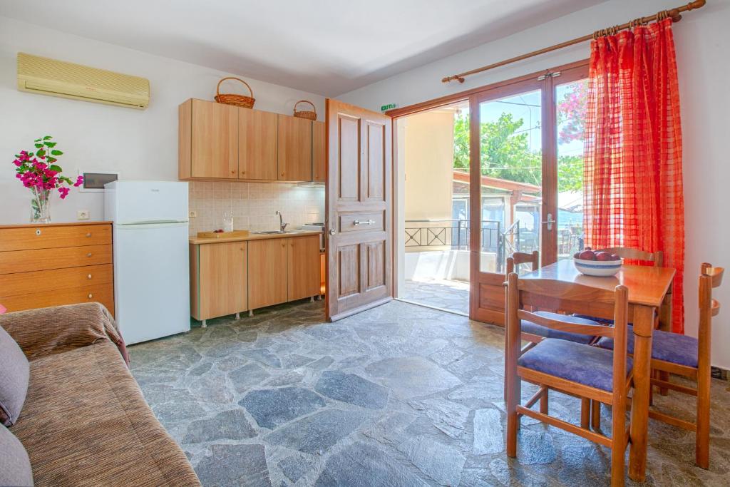 Giapis apartment, Mikros Gialos
