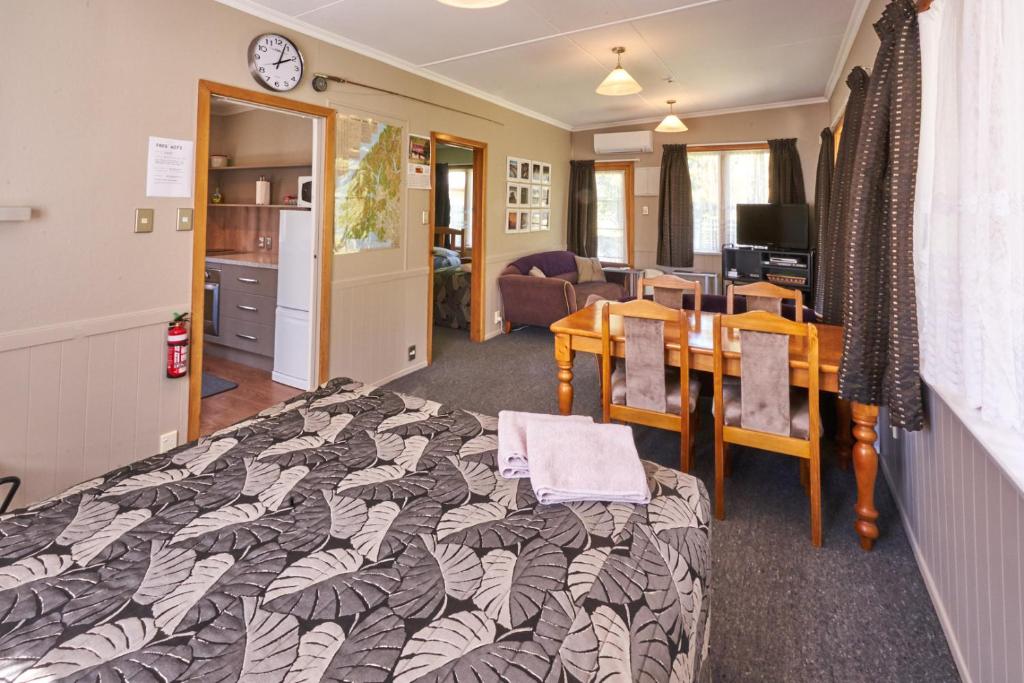 Accommodation Fiordland The Bach - One Bedroom Cottage at 226B Milford Road photo